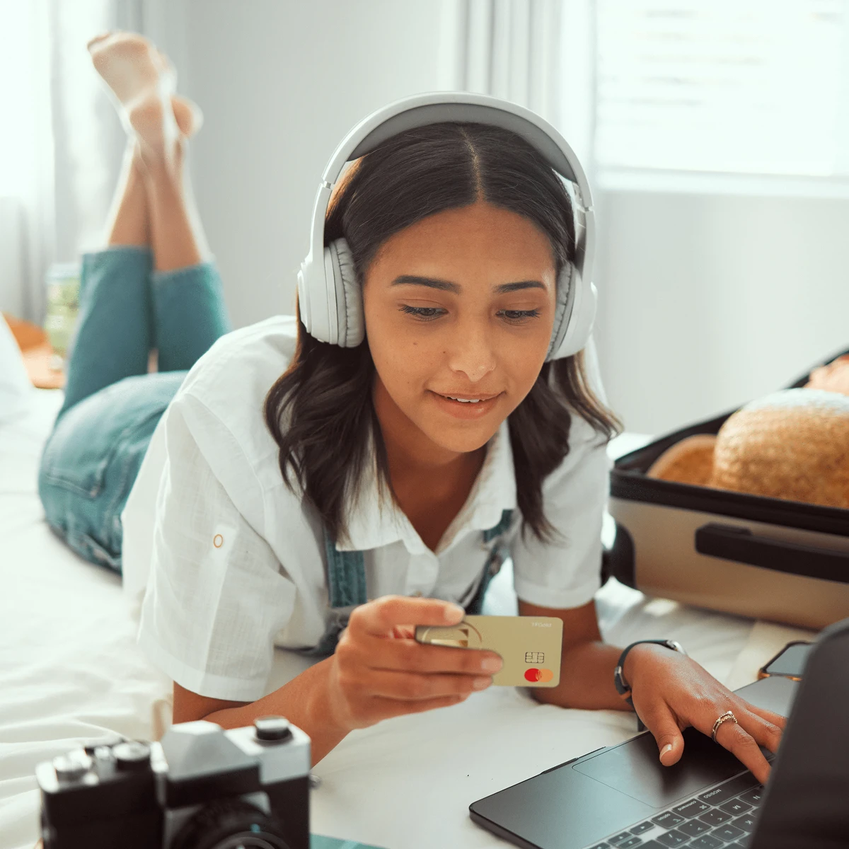 donna con in mano una carta Mastercard della TF Bank