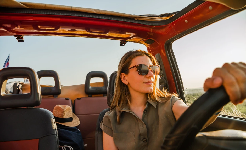 Donna al volante in una macchina noleggiata con Hertz