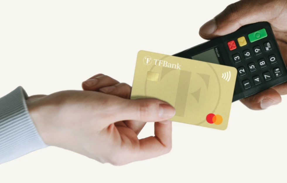 L'immagine mostra un pagamento con carta di credito usando la TF Mastercard Gold.