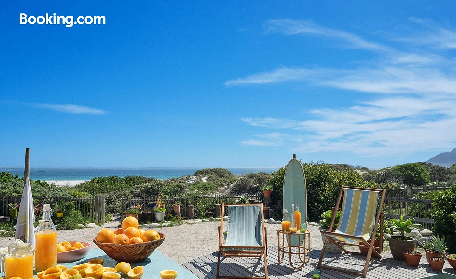 Una vista sul mare da un alloggio prenotato su Booking.com, con piscina e sedie sdraio