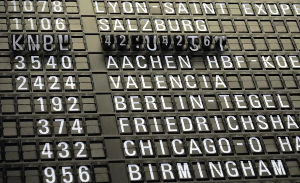 Pannello delle cancellazioni dei voli in aeroporto