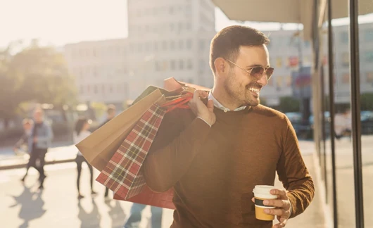 hombre haciendo compras