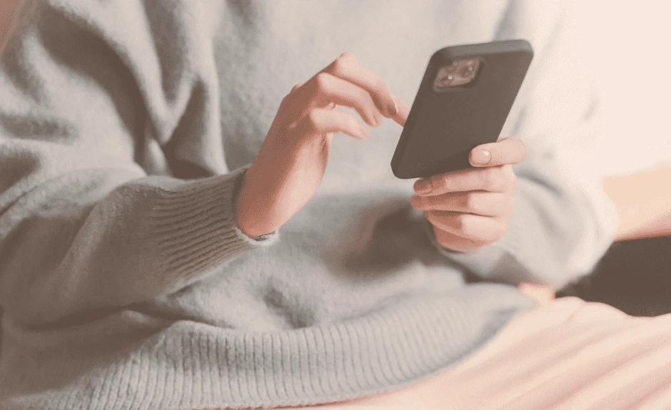 Hombre identificándose mediante la aplicación móvil Id now.