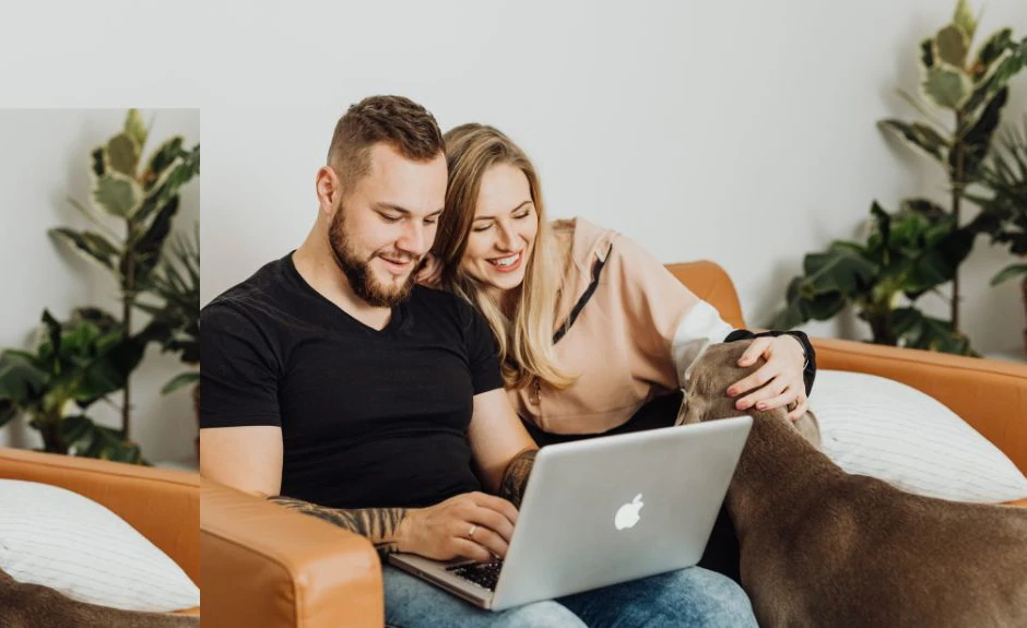 coppia che usa il computer insieme